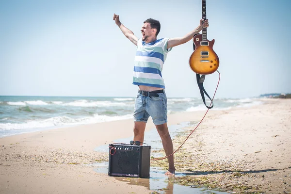 Ο τύπος στην παραλία με τα μουσικά όργανα — Φωτογραφία Αρχείου