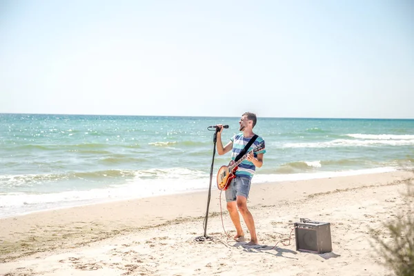 Ο τύπος στην παραλία με τα μουσικά όργανα — Φωτογραφία Αρχείου