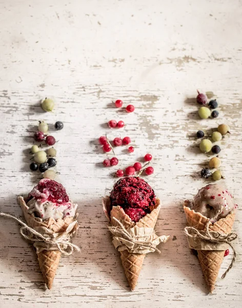 Dondurma waffle koni ahşap arka plan üzerinde çilek ile