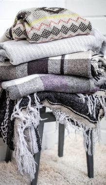 bir sandalye üzerinde sıcak battaniye