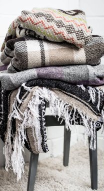 bir sandalye üzerinde sıcak battaniye