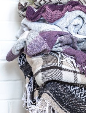 bir sandalye üzerinde sıcak battaniye