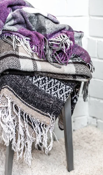 bir sandalye üzerinde sıcak battaniye