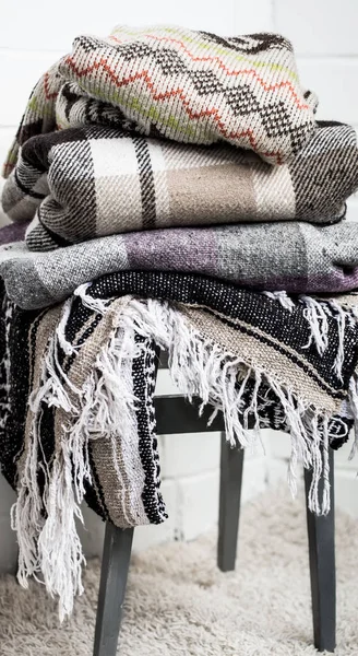 bir sandalye üzerinde sıcak battaniye