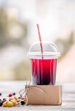 bir yaz berry içkiyle bir cam tüp