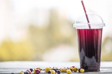 bir yaz berry içkiyle bir cam tüp