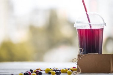 bir yaz berry içkiyle bir cam tüp