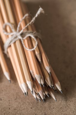 bir yığın kalemler