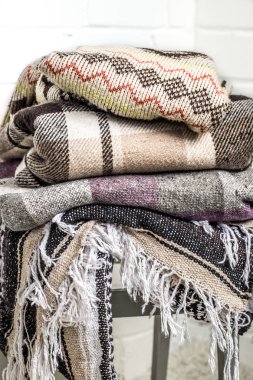 bir sandalye üzerinde sıcak battaniye