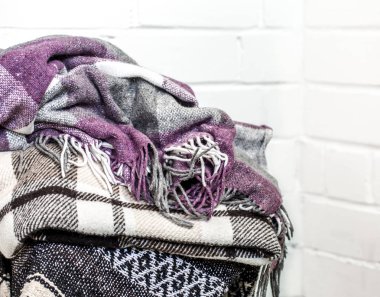 bir sandalye üzerinde sıcak battaniye