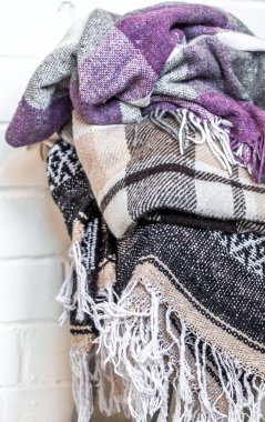 bir sandalye üzerinde sıcak battaniye