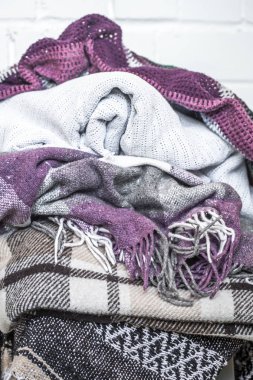 bir sandalye üzerinde sıcak battaniye