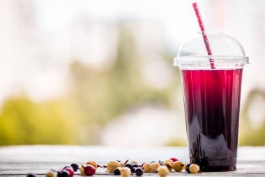 bir yaz berry içkiyle bir cam tüp