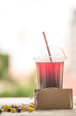 bir yaz berry içkiyle bir cam tüp