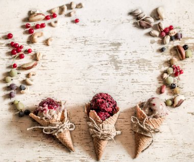 Dondurma waffle koni ahşap arka plan üzerinde çilek ile