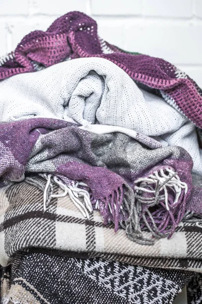 bir sandalye üzerinde sıcak battaniye