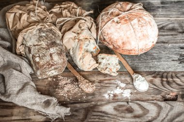 taze ekmek ve eski ahşap zemin üzerine tahta kaşık