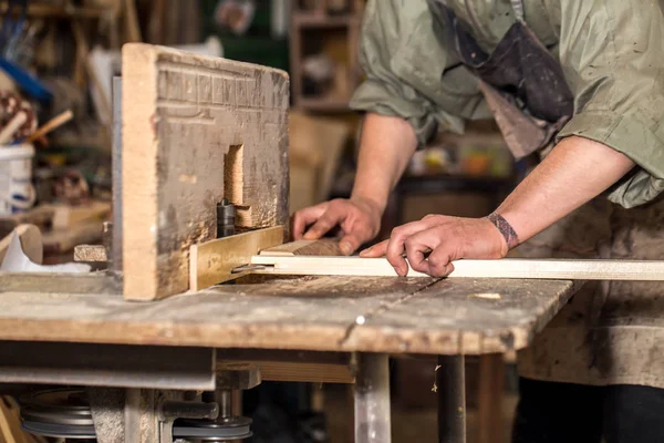 Человек, работающий с древесным продуктом на машине — стоковое фото