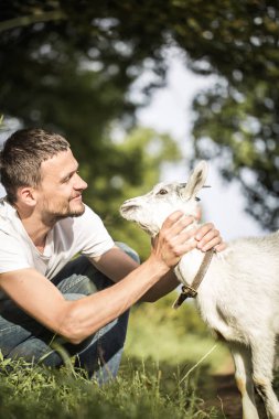 genç adam bir keçi ile doğada