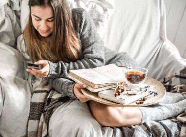 çay ve bir kitap ile kanepede kız