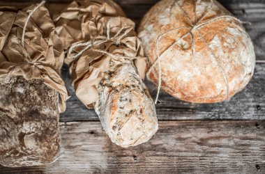 Tahta zeminde taze ekmek