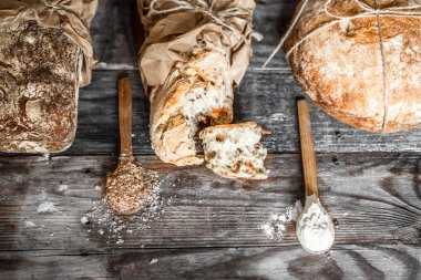 taze ekmek ve eski ahşap zemin üzerine tahta kaşık