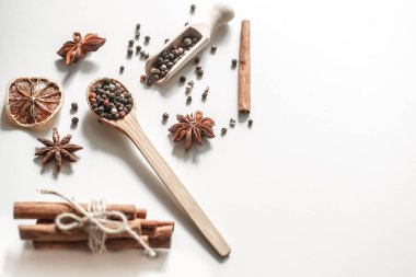 bir kaşık beyaz arka plan üzerinde izole içinde baharatlar,