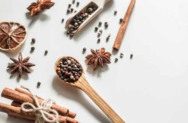 bir kaşık beyaz arka plan üzerinde izole içinde baharatlar,