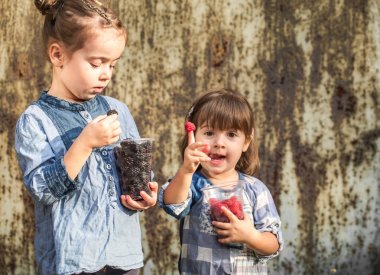 Ahududu iki kızları yerim