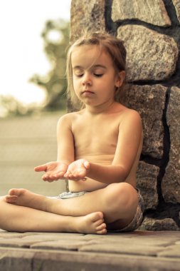 Üzgün küçük kız