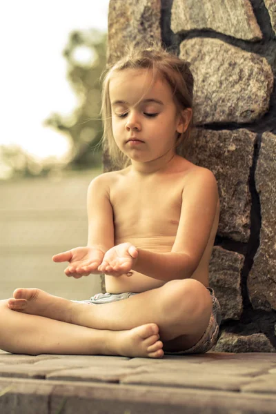 Üzgün küçük kız