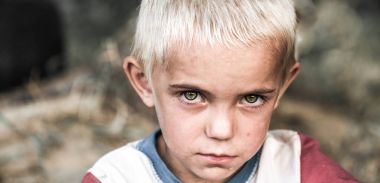 küçük bir evsiz çocuk portresi