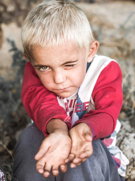 Ρωτώντας έναν άστεγο αγόρι — Φωτογραφία Αρχείου