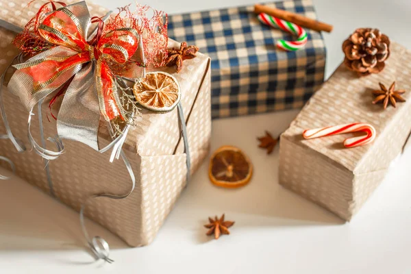 Beyaz arkaplanda hediye kutuları