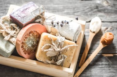 Ahşap arka planda el yapımı sabun