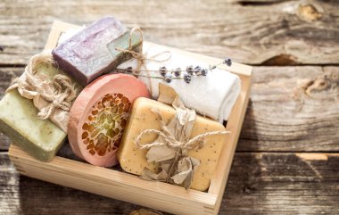 Ahşap arka planda el yapımı sabun