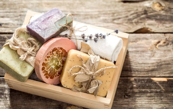 Ahşap arka planda el yapımı sabun