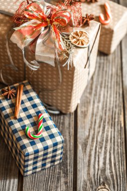 Tahta Arkaplanda Noel Hediyesi Kutuları