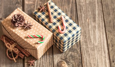 Tahta Arkaplanda Noel Hediyesi Kutuları