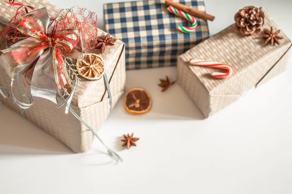 Beyaz arkaplanda hediye kutuları