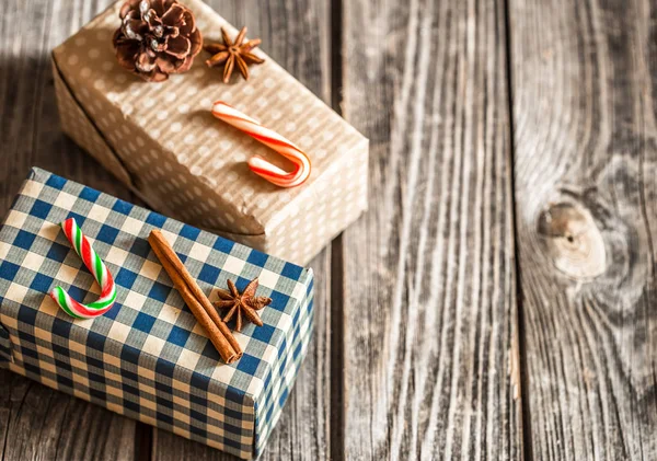 Tahta Arkaplanda Noel Hediyesi Kutuları