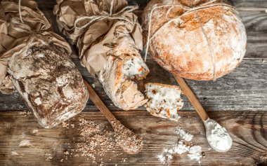 taze ekmek ve eski ahşap zemin üzerine tahta kaşık