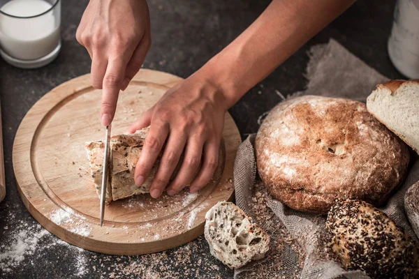 Eller yukarı eski ahşap zemin üzerine taze ekmek