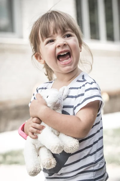 Niña con cordero de juguete — Foto de Stock