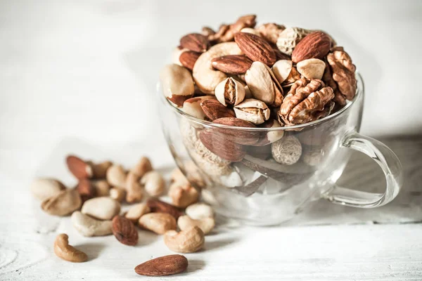 Ahşap arka plan üzerinde farklı fındık