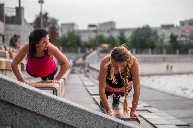 birlikte çalışan iki sportif kız