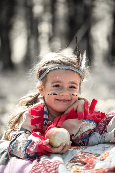 Портрет девушки в костюме американского индейца — стоковое фото