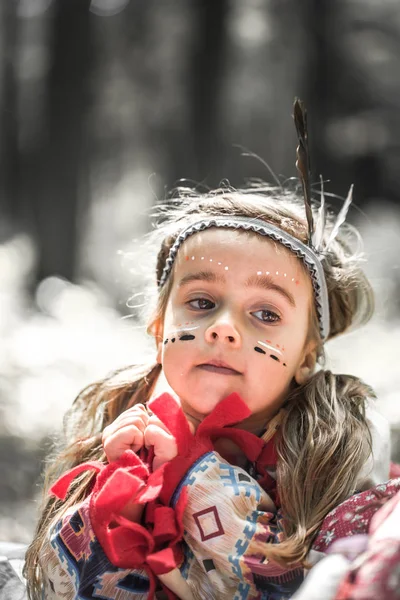 Retrato de menina em traje de índio americano — Fotografia de Stock