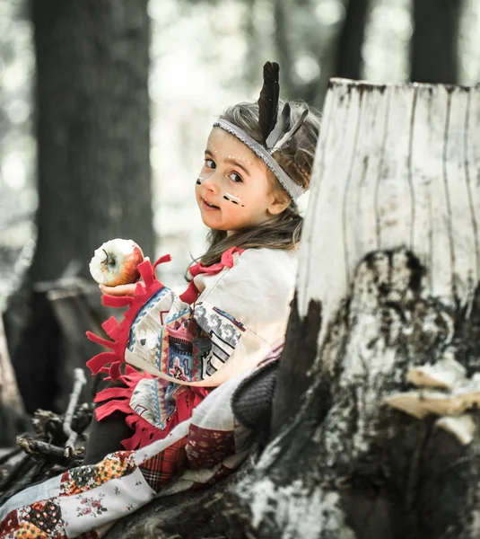 Mädchen im Kostüm amerikanischer Indianer — Stockfoto