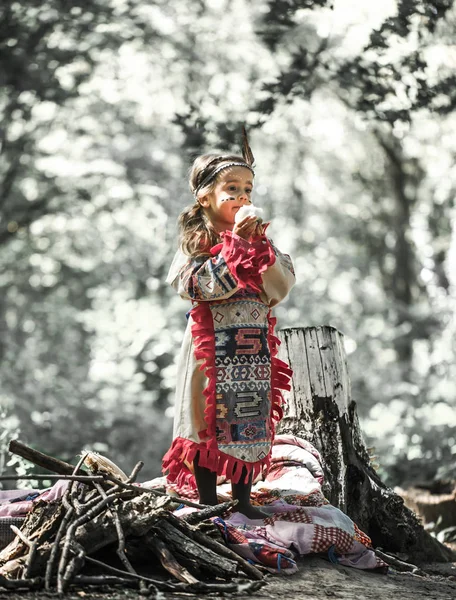 Mädchen im Kostüm amerikanischer Indianer — Stockfoto